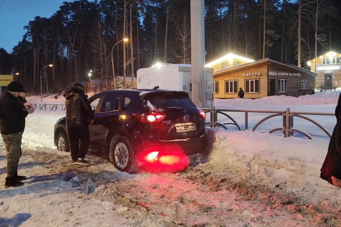 В Академическом встали трамваи из-за автохама, застрявшего на рельсах |  02.02.2024 | Екатеринбург - БезФормата